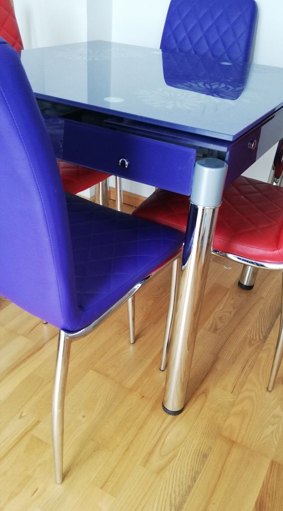 Stół fioletowy z czterema krzesłami