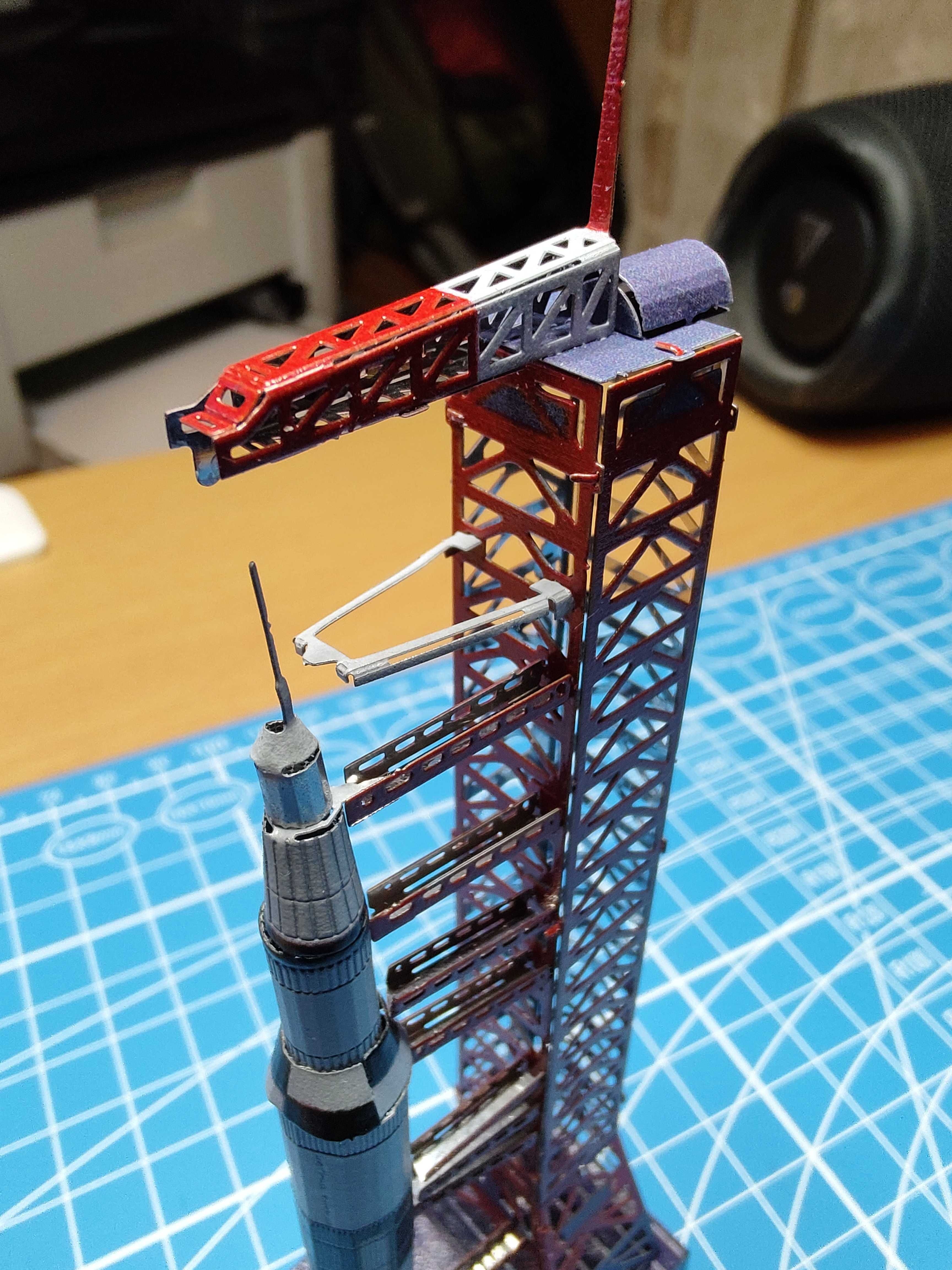 Rakieta Saturn V z wyrzutnią metalowy model 3D Metalhead gotowy