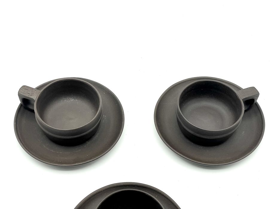 Três chavenas com pratos em ceramica yching china oriental