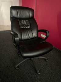 Чорне офісне крісло