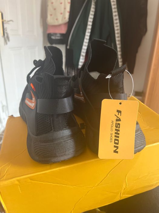 Tênis de corrida novo na caixa