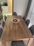Mesa de jantar sem cadeiras