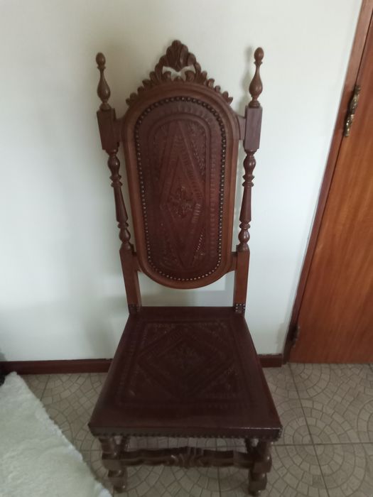 Cadeiras de madeira e couro