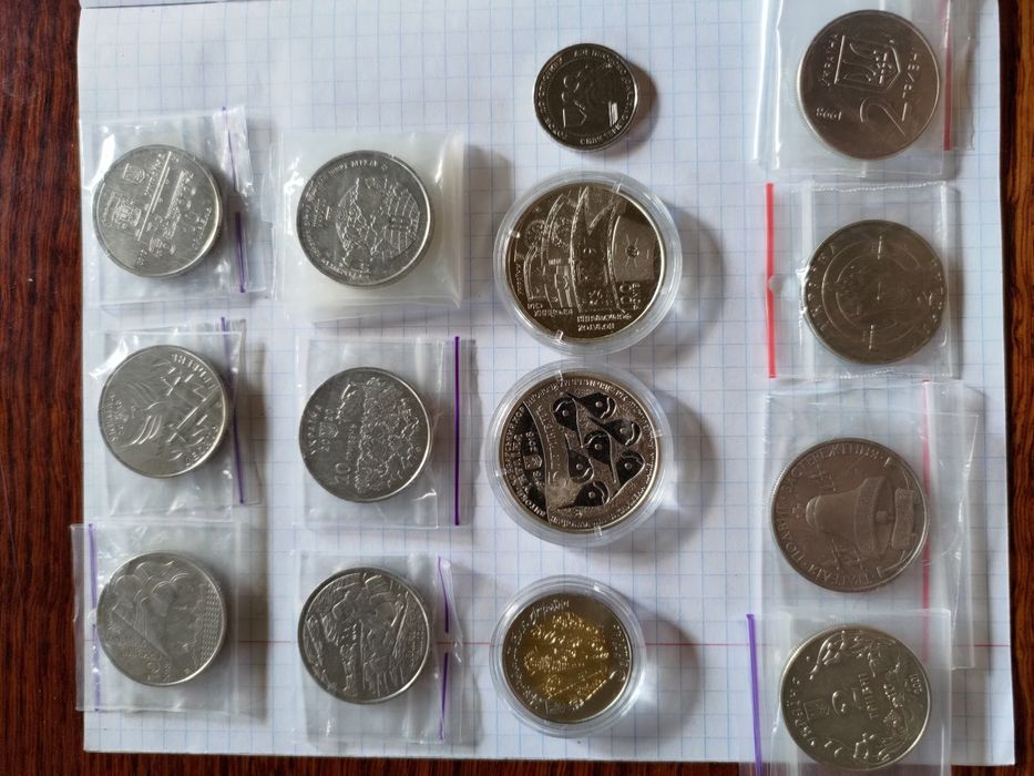 Монети України номіналом 2, 5 та 10 гривень різної тематики.