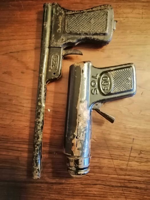 Brinquedos - duas pistolas em lata antigas
