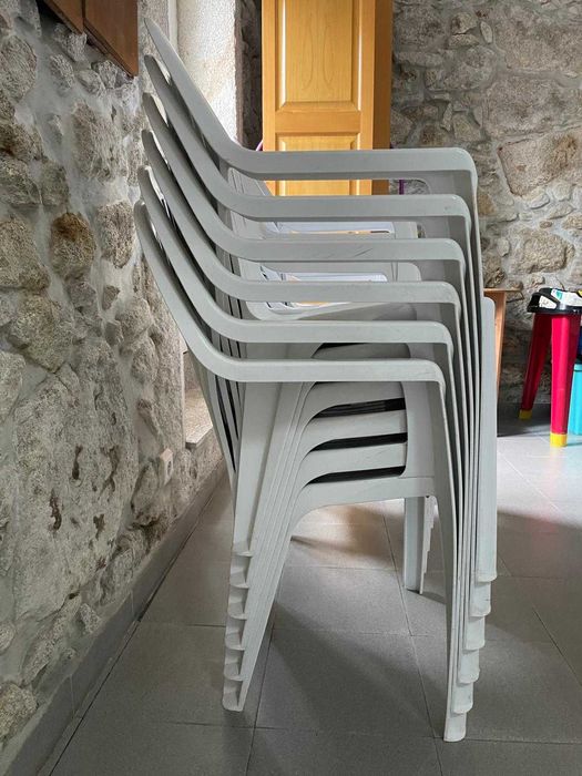 Conjunto de mesa e 6 cadeiras em plástico branco – ideal para exterior