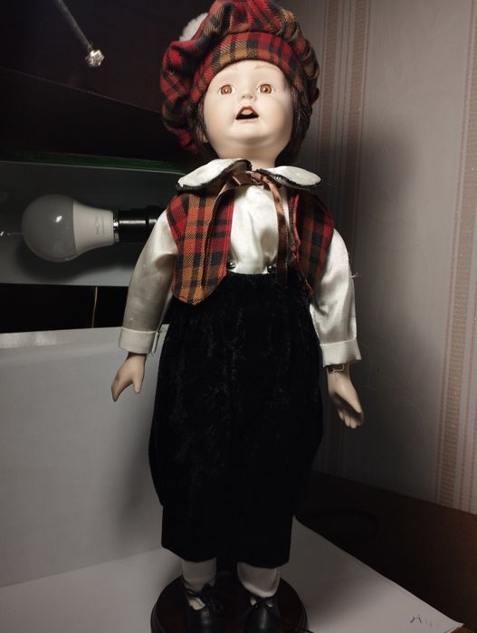 Порцелянова Лялька. Антикваріат. Вітринне зберігання.