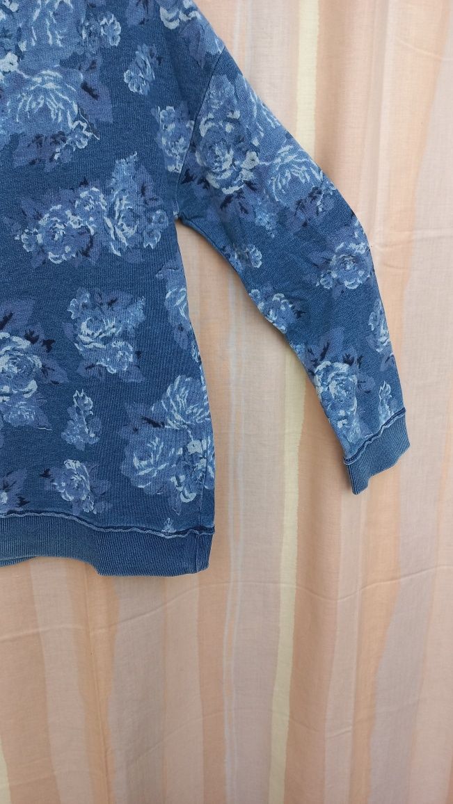 Camisola azul com estampados em flores brancas