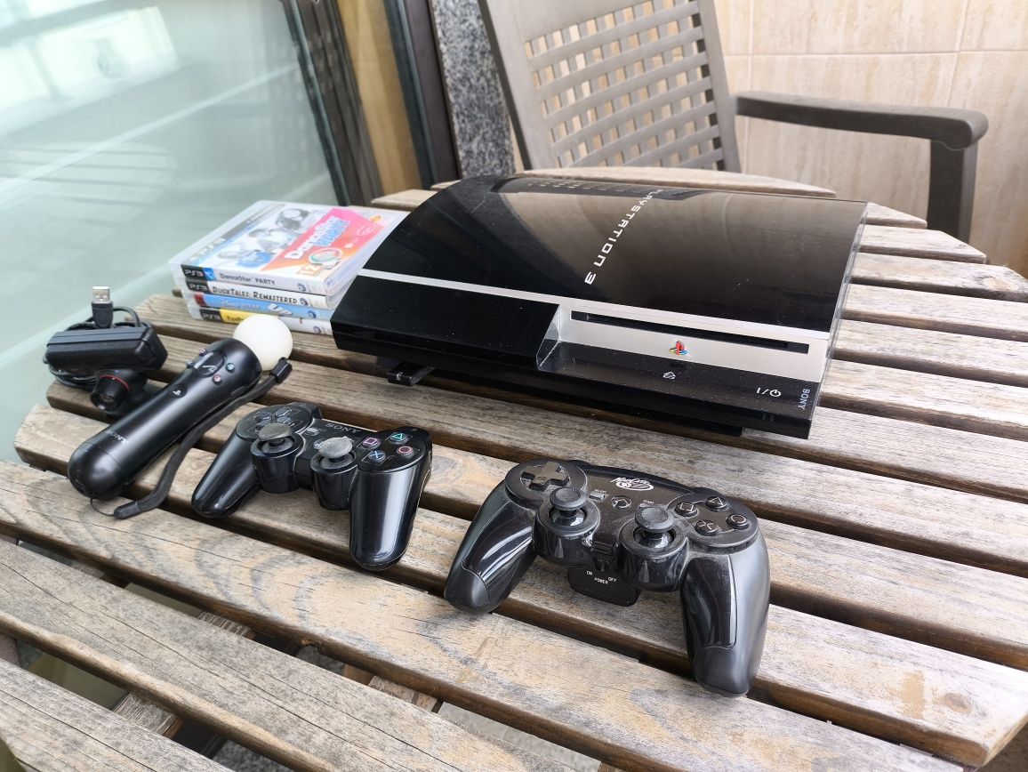PlayStation 3 com Oferta 4 Jogos, 2 Comandos, 1  Comando Move e Câmera