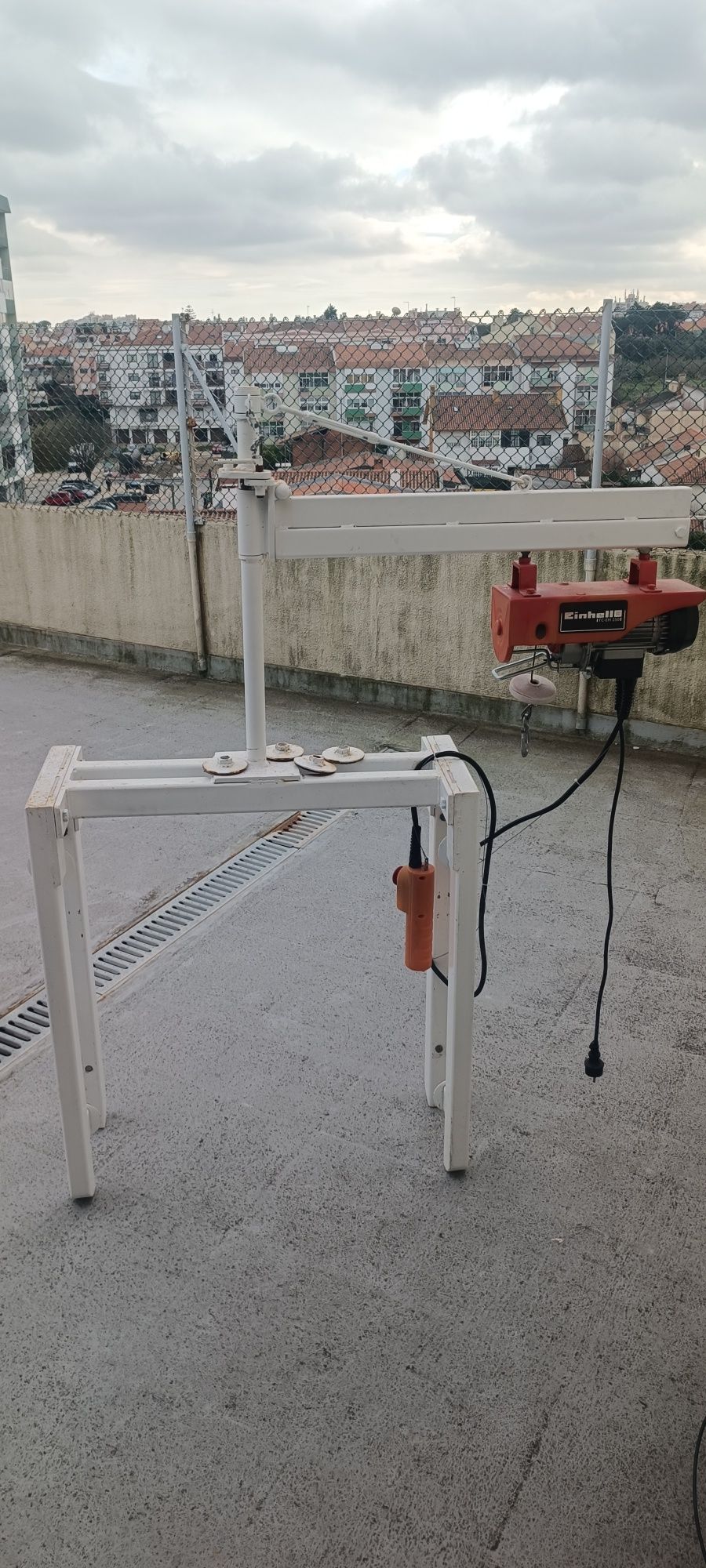Motor com guincho e armação para parede