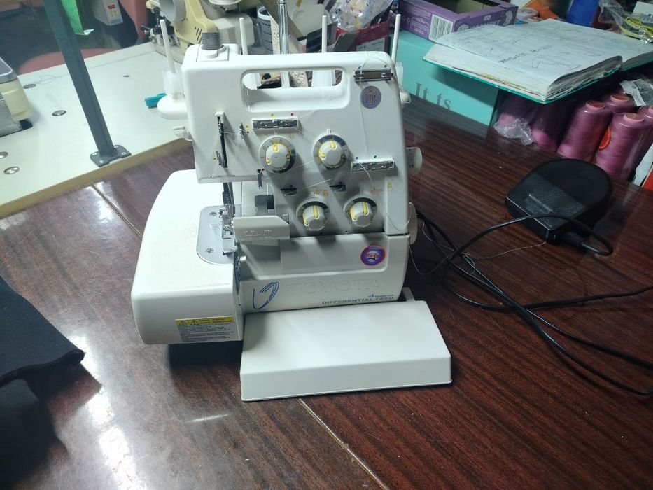 Продам аверлок у робочому стані за ціною 5000грн. Прес 1200.