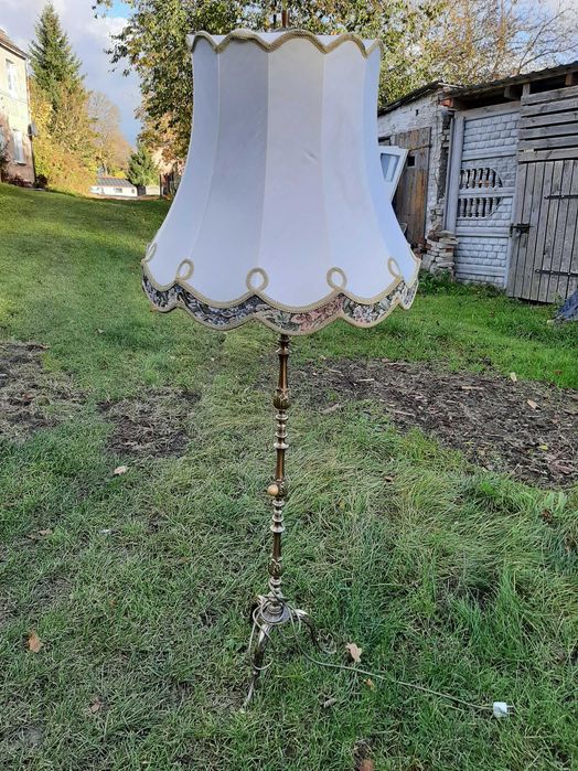 Stara lampa stojąca