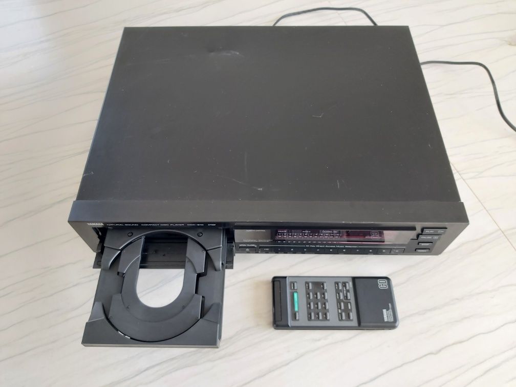 Yamaha CDX 910 razem z pilotem