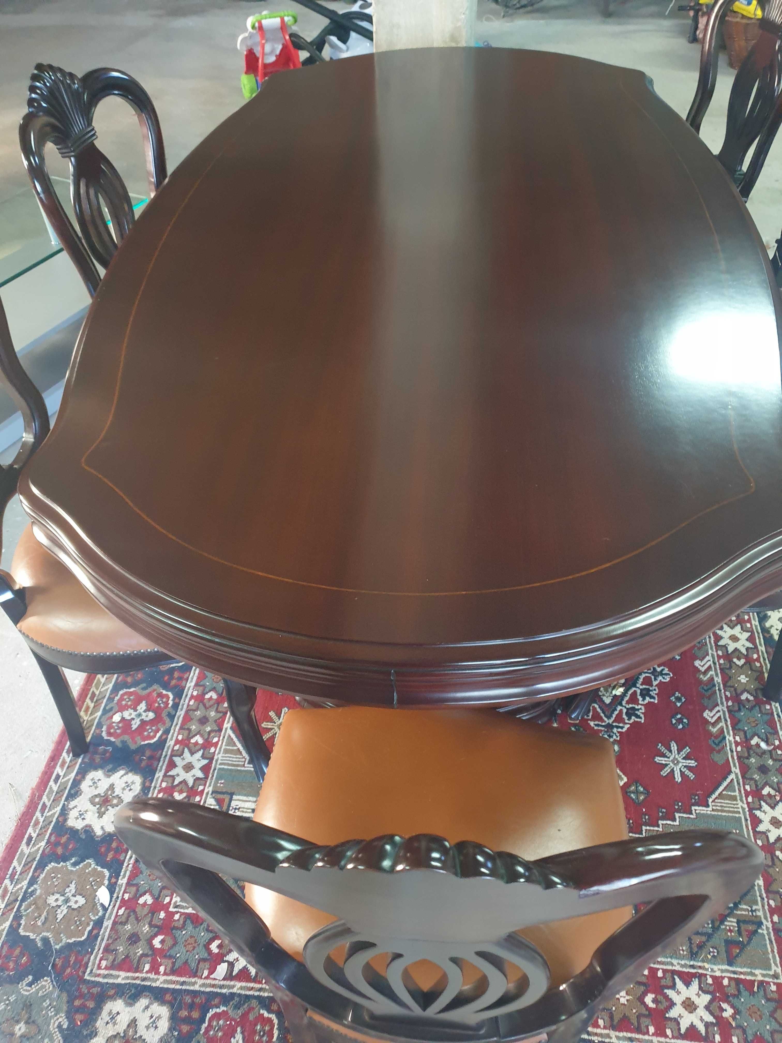 Vendo mesa de jantar, de tv e uma pequena  mesa de sala de estar