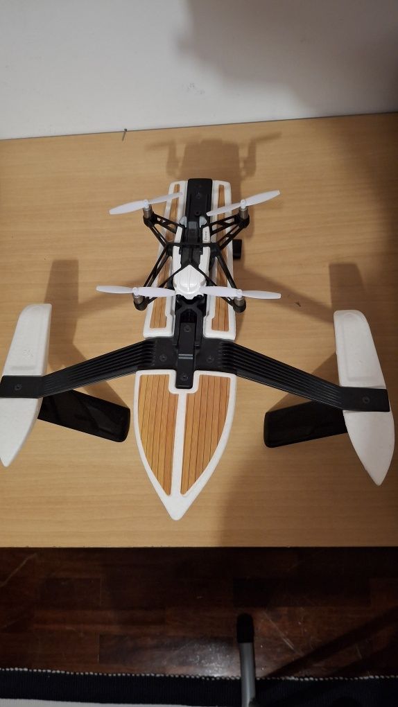 Drone para pilotar no ar e água