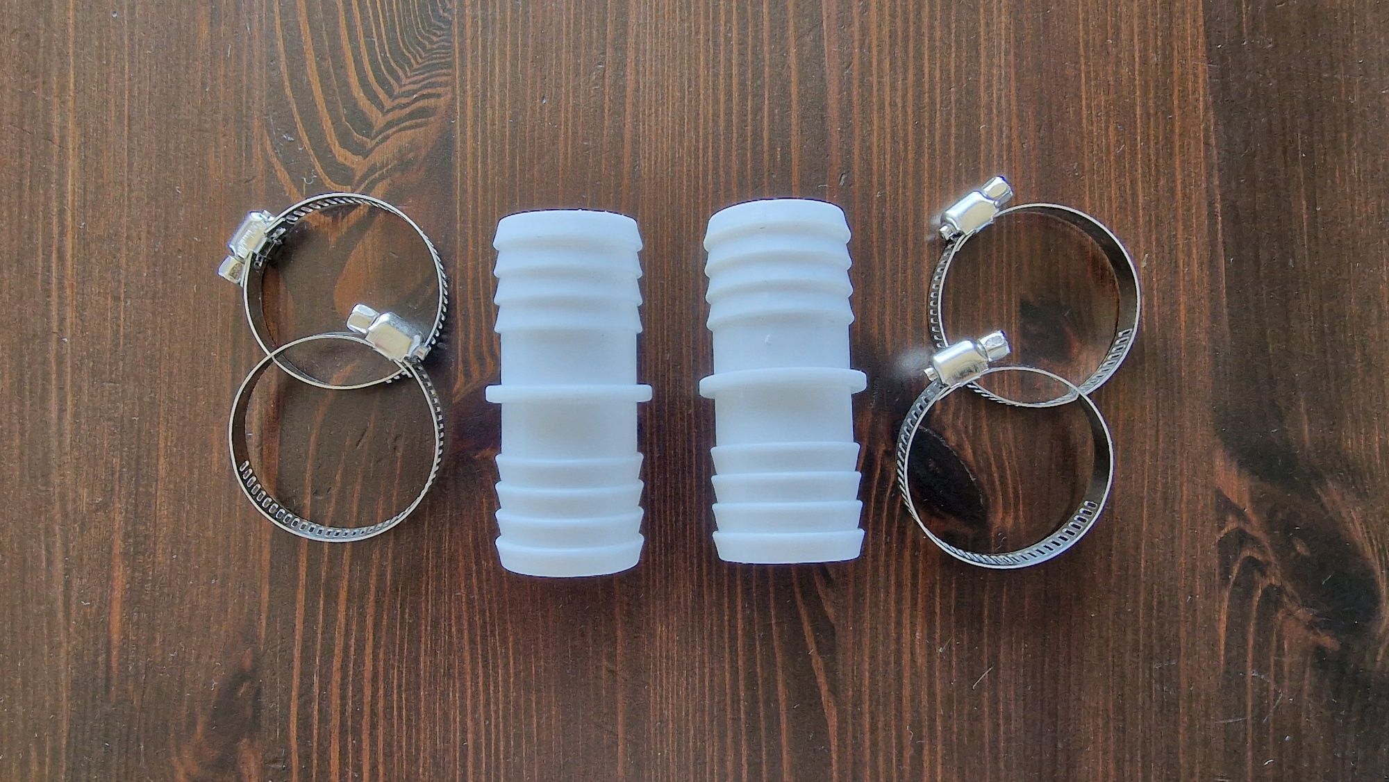 Dwie złączki do węży basenowych 32 mm z zaciskami mocującymi