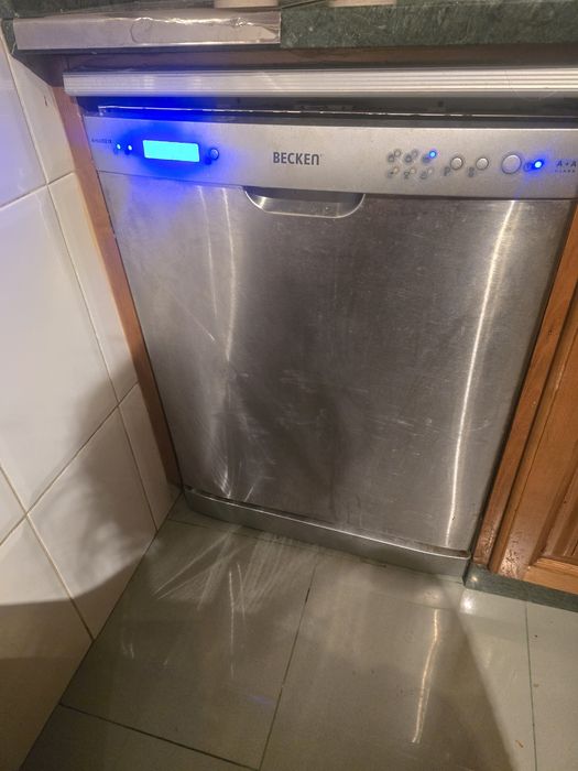 Máquina de lavar loiça da marca Becken em inox