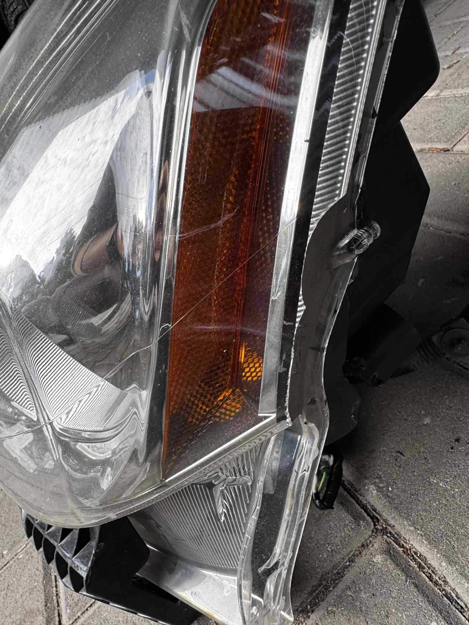 Lampy halogen Lexus IS250 - Prawa sprawna, lewa uszkodzona - Komplet