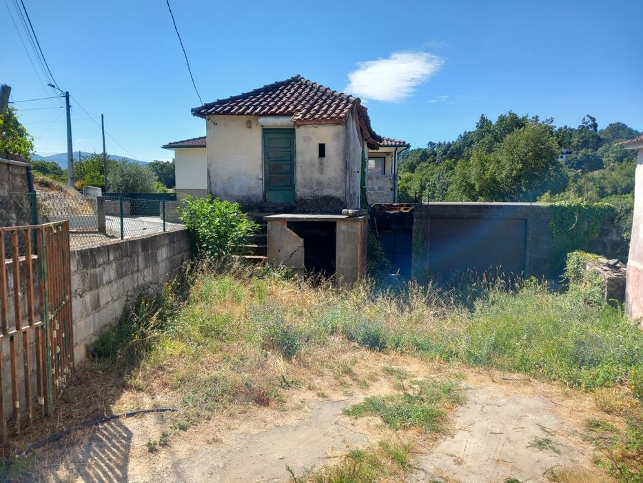 Moradia para restaurar com terreno