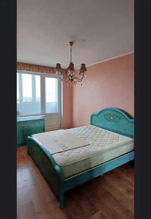 89506Продам 3 комнатную квартиру около метро Защитников Украины!!!