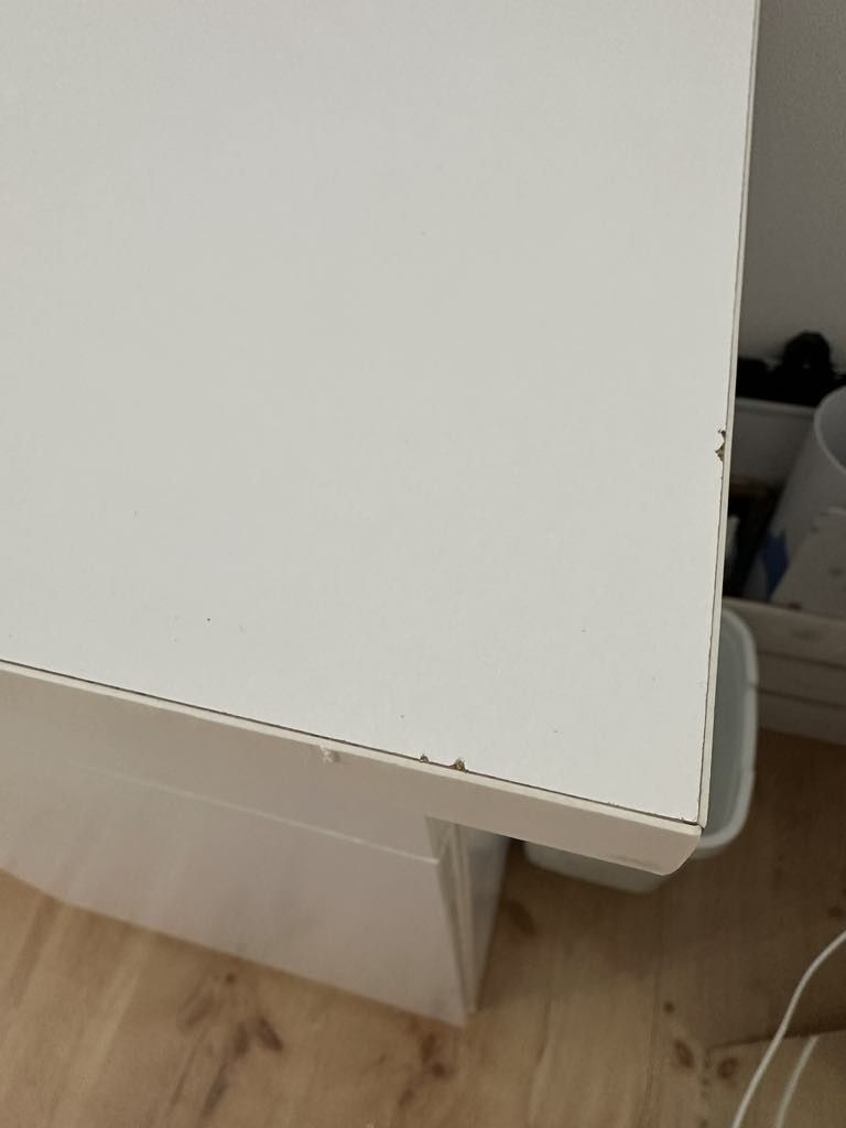 Biurko białe z szufladą i półką.