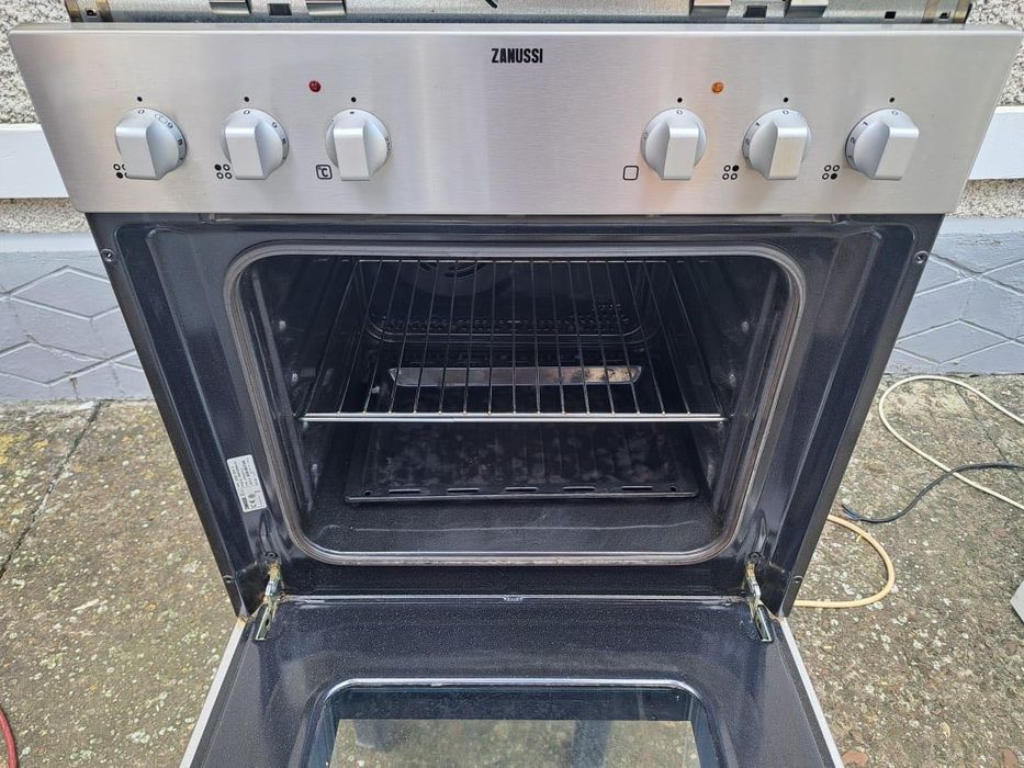 Продається електроплитка  Zanussi ,варочна поверхня та  духова шафа