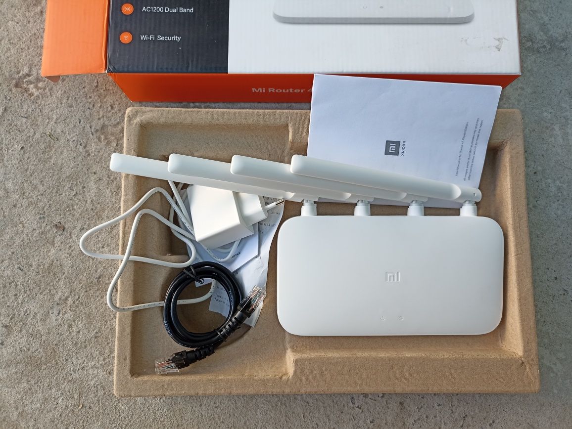 Потужний Wi-Fi роутер Xiaomi Mi WiFi Router 4A Global