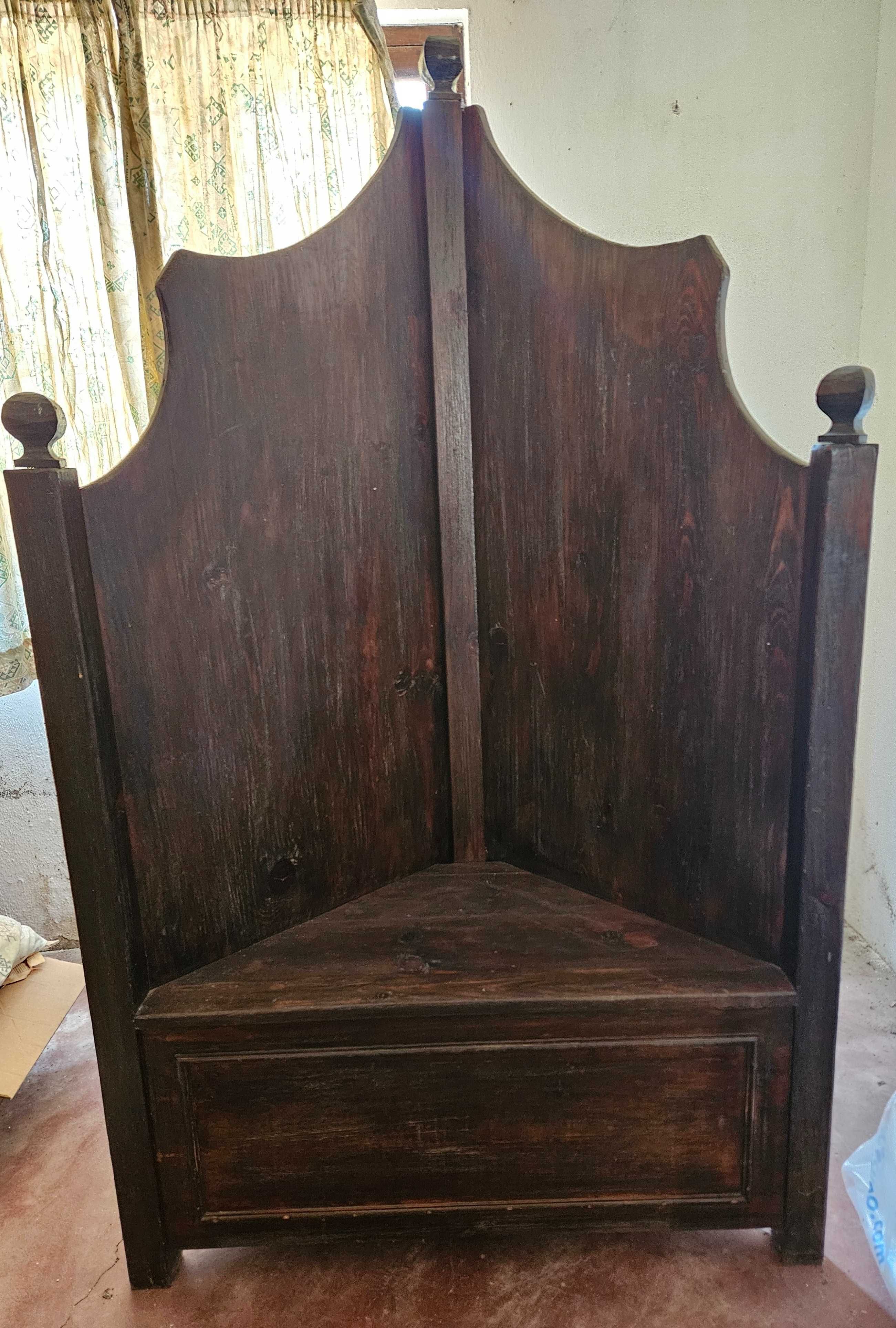 Cadeirão para parede de canto, com arrumação, antigo