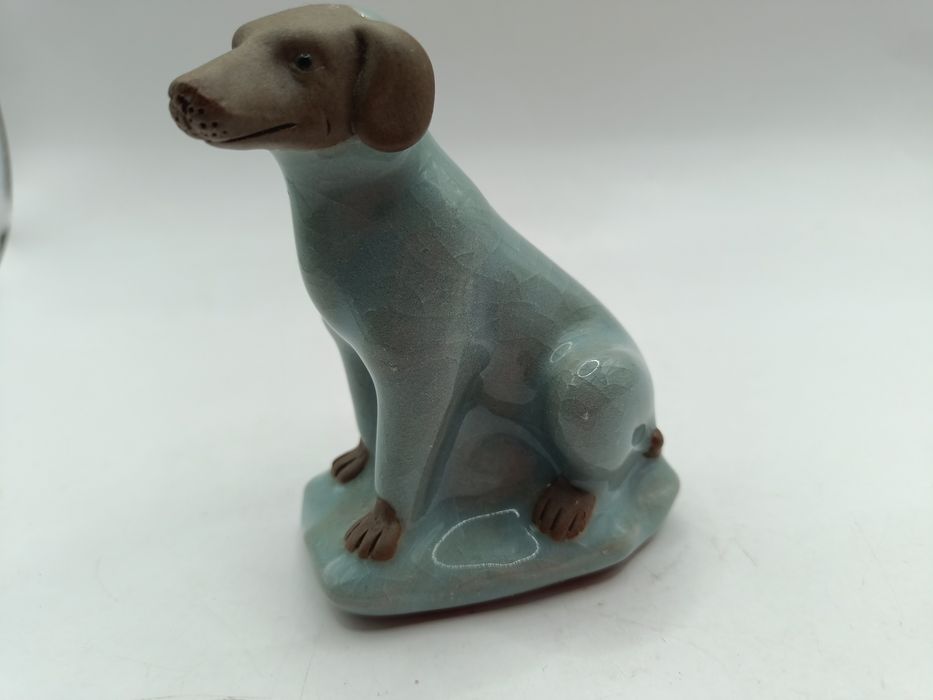 Figurka pies połączenie surowej glinki i szkliwienia