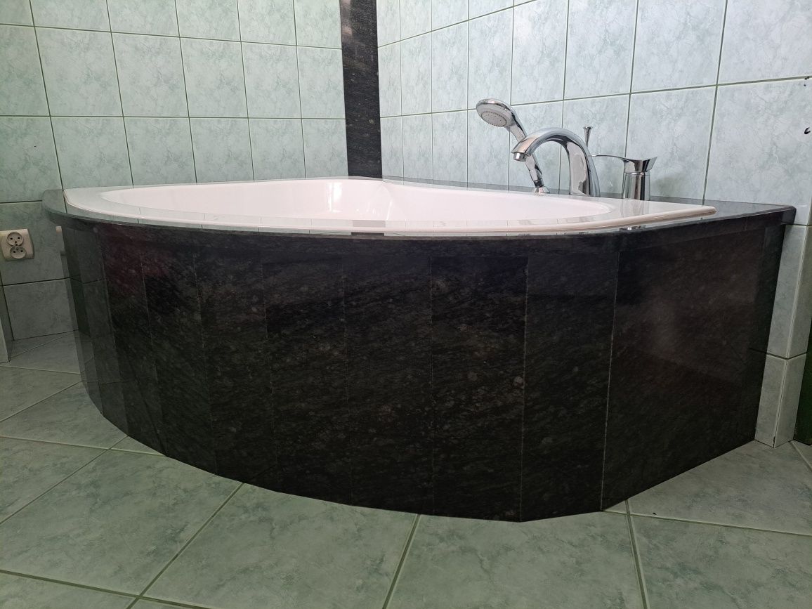 Wanna z zabudową granitową