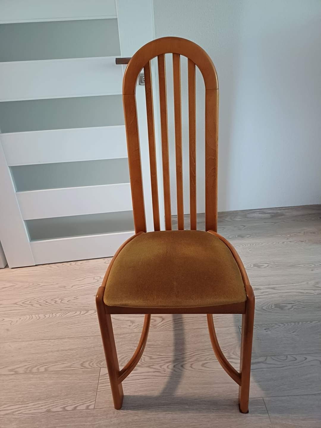 Duży stół z krzesłami