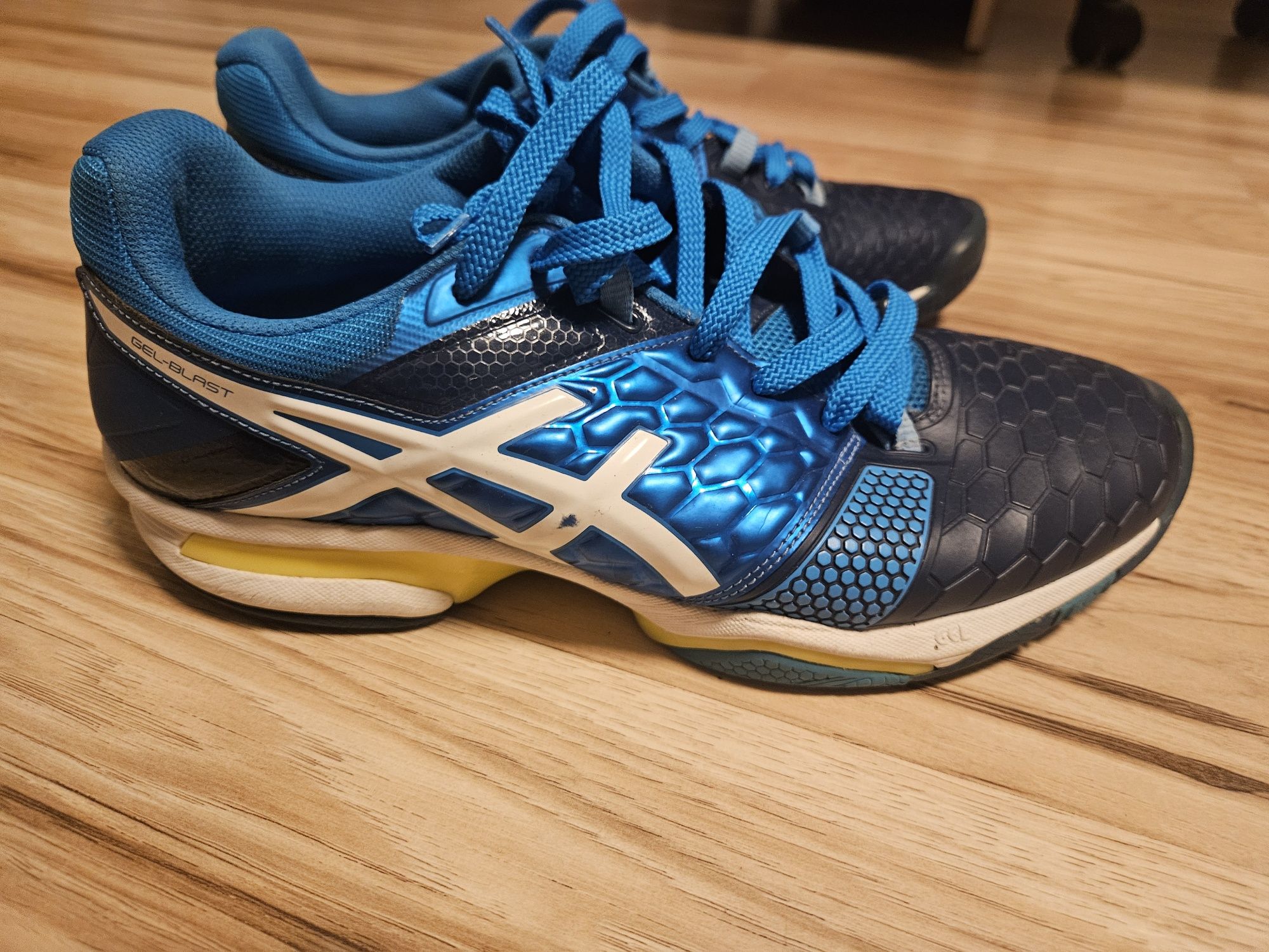 Buty Asics do tenisa stołowego w bdb stanie