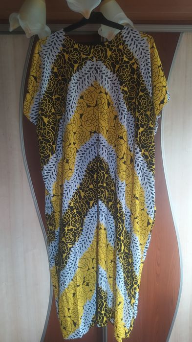 Sprzedam Pakę ubrań damskich rozm.50.Trzy sukienki i dwie bluzki.