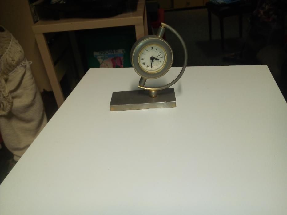 relogio de secretaia dourado e classico usa pilha