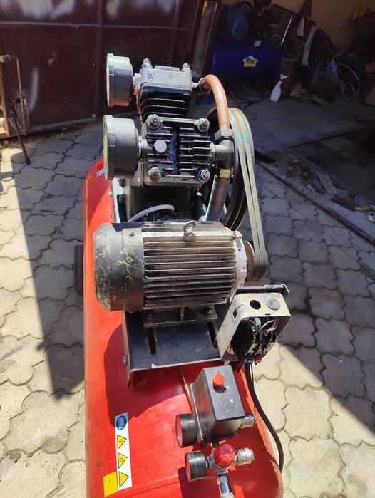 Компрессор с ресивером на 200 лит.