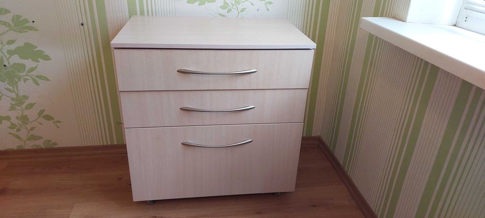 Тумба з трьома полками для білизни