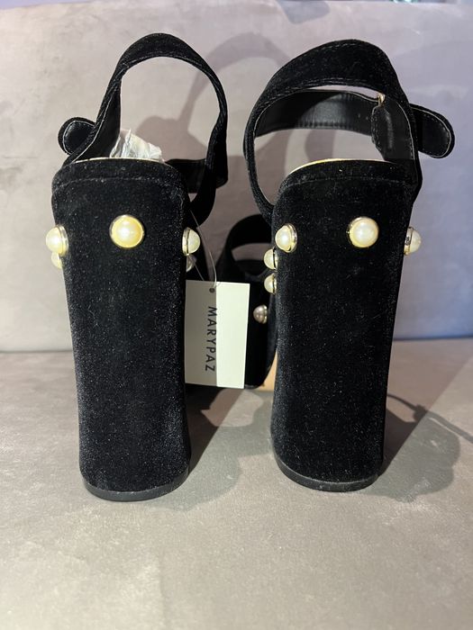 Sandalias Marypaz compensadas e com pérolas