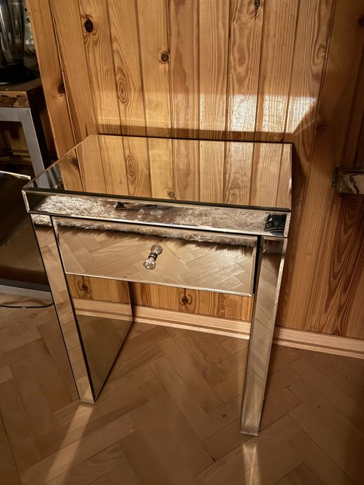 Szklana szafka nocna