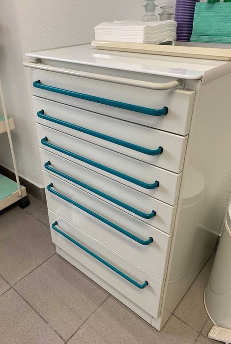 Equipamento e outro material para consultório dentário