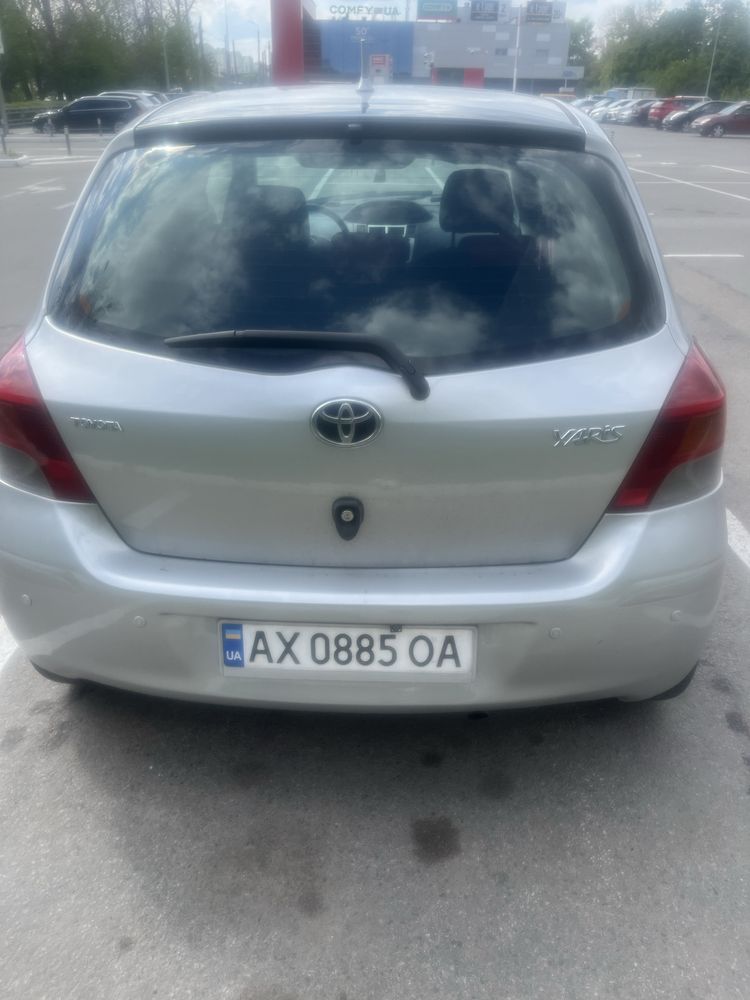 Toyota yaris 1.3 2010 года