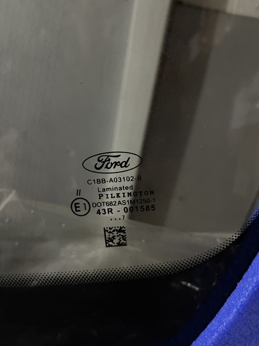 Лобовое стекло Ford Fiesta с подогревом (оригинал)