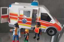 Playmobil karetka pogotowia sygnał i światło,duzo otwieranych drzwi