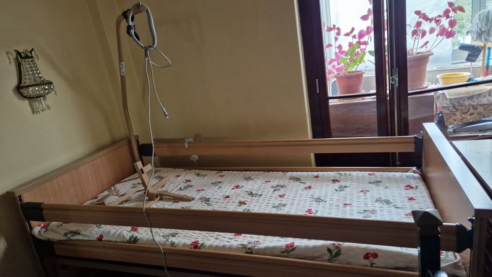 Cama articulada com 1 semana de utilização