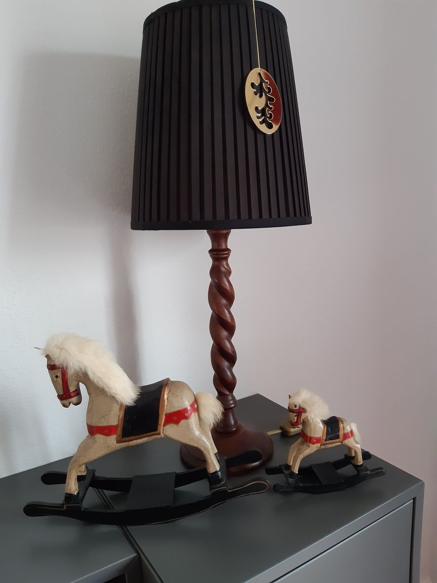 Cavalinhos de madeira pintada