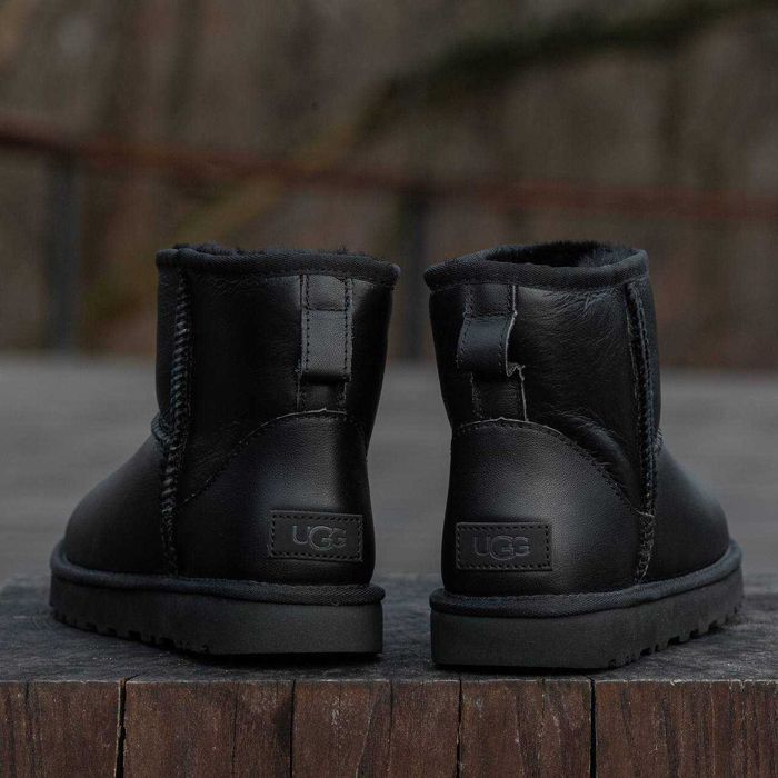 Унисекс зимние UGG Classic Mini, черные кожаные угги классик мини уггі