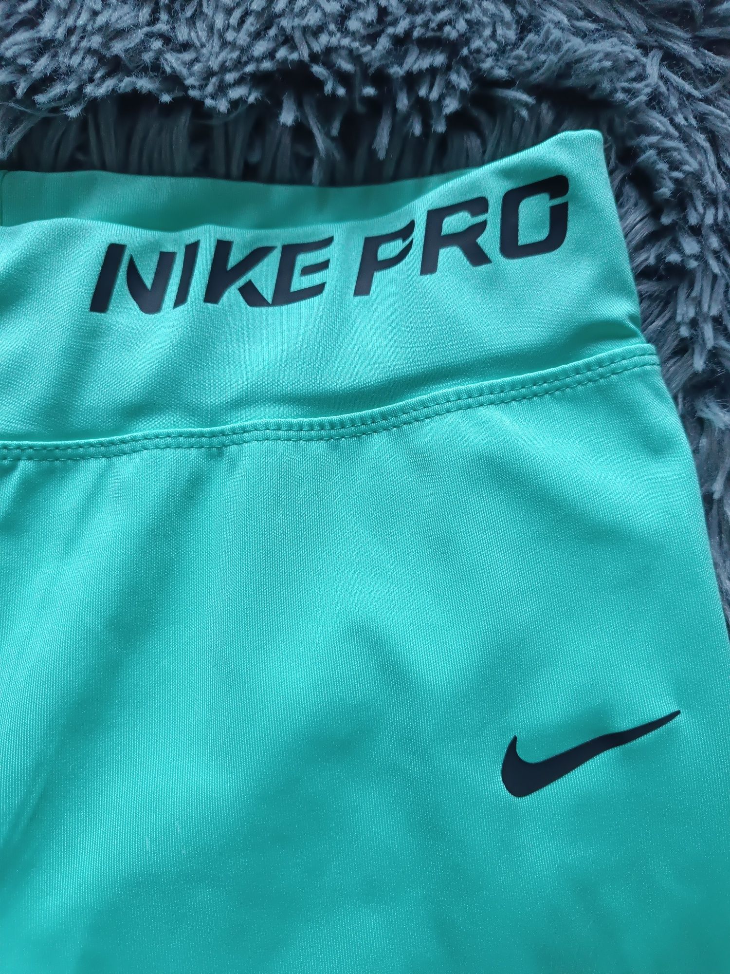 Legginsy długie damskie Nike Pro miętowe.