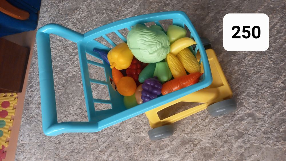 Дерев'яні розвиваючі іграшки, книги для малят