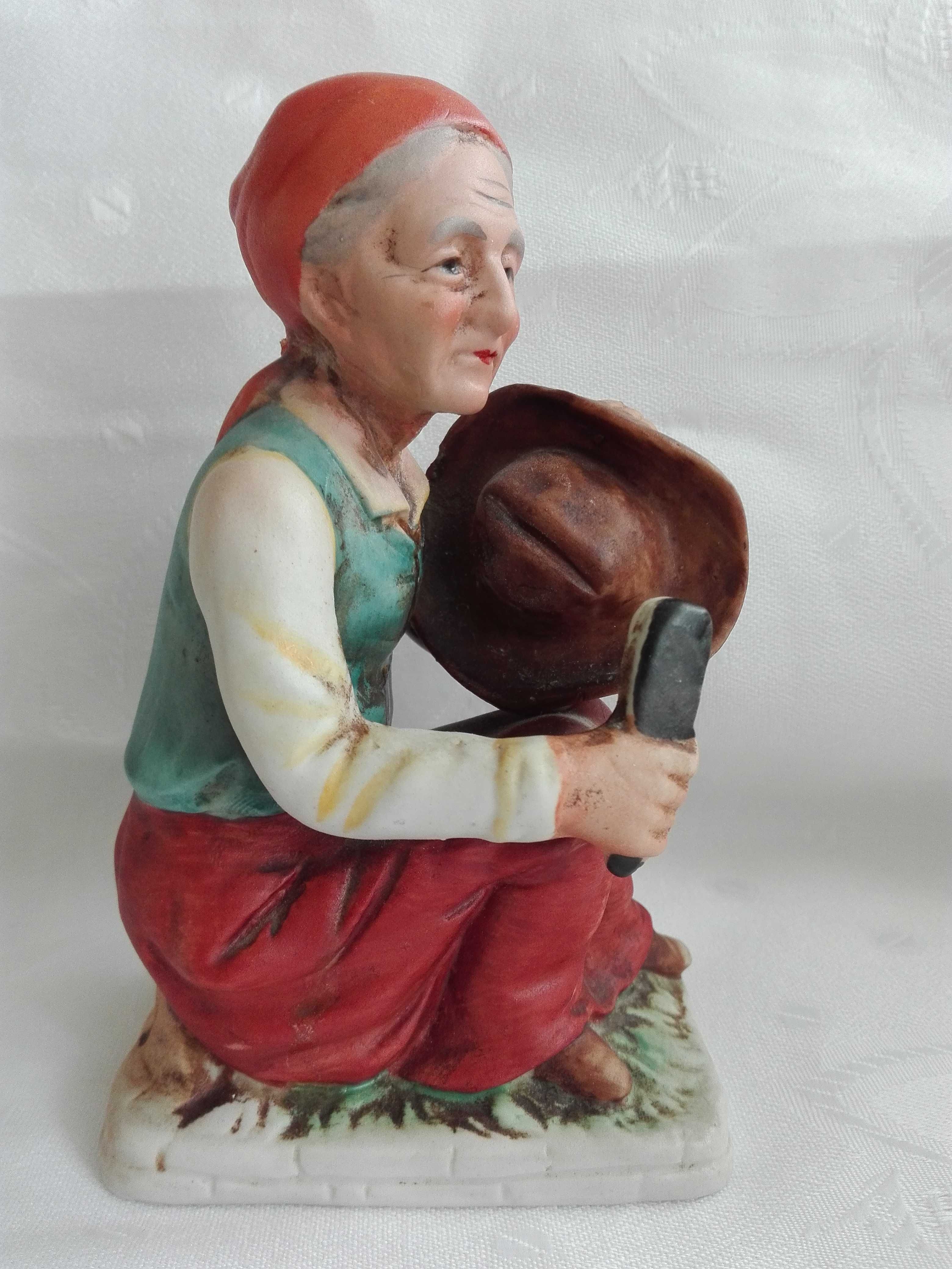 Figurka z porcelany biskwitowej starej kobiety
