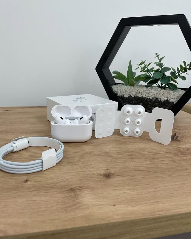 Стильні бездротові навушники AirPods Pro 2 + чохол в подарунок