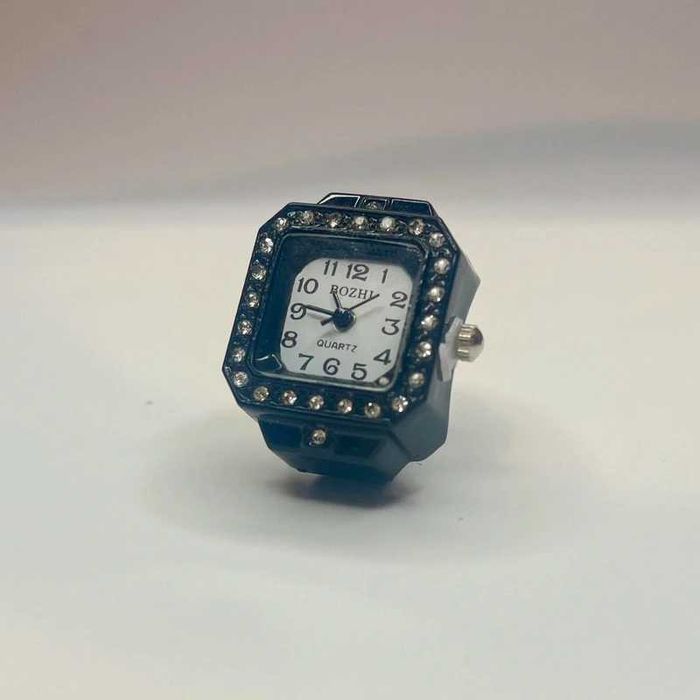 Sygnet pierścionek zegarek na palec czarny ring kwadratowy diamenty